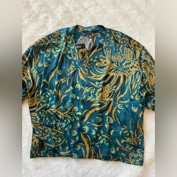 White House Black Market Top. - Picture 8 of 8